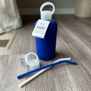 bkr bottle big size in Beau with straw cap and straws